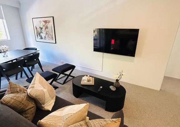 Camperdown Apartment | KozyGuru Camperdown Cozy 2-Bed Apt and Parking