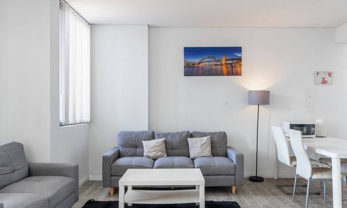 Rosebery Apartment | KozyGuru | Rosebery | Stylish Apt with Parking