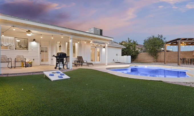 Glendale House | Kulla Oasis: Family Retreat-Park access-Free Heated Pool-Fast Wi-Fi-Near Stadium