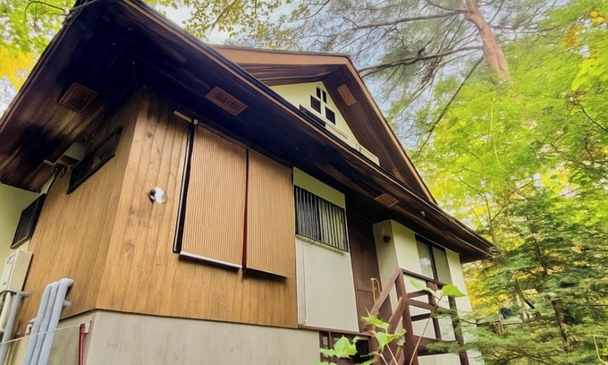 Handeki Onsen House | Kusatsu Onsen hot spring bath with free-flowing hot-spring water! 5 minutes by car to Yubatake! Stay in the spacious living room! Indoor barbecue available! All the movies you can watch on TV! High-speed Wi-Fi available! Large number of people possible