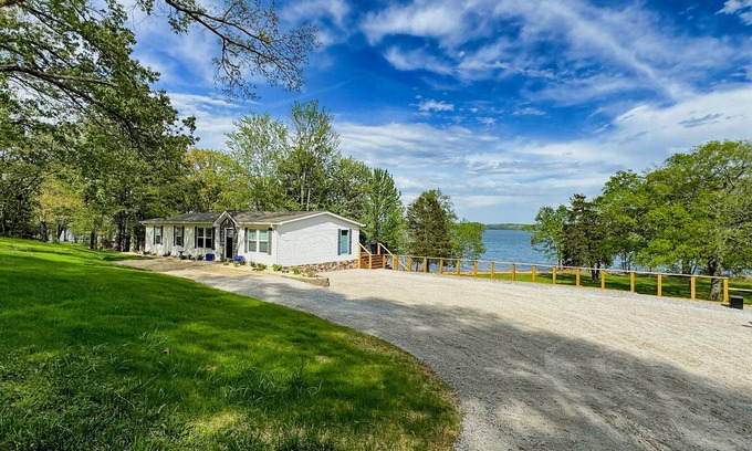 New Concord House | KY Lakeshore Retreat -Waterfront Views, Dock, Deck, Large Parking -NEW 2024