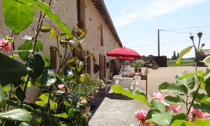 Sauze-Vaussais Cottage | L'Hirondelle: a pretty gite with pool and lovely gardens