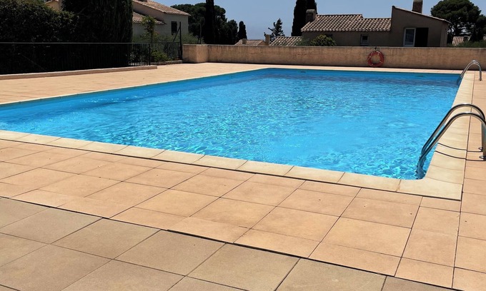 La Ciotat Apartment | La ciotat, parking pool air conditioning 10 min walk to the sea