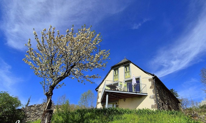 Mur-de-Barrez House | La Grange, a tranquil retreat filled with modern touches, near Mur de Barrez
