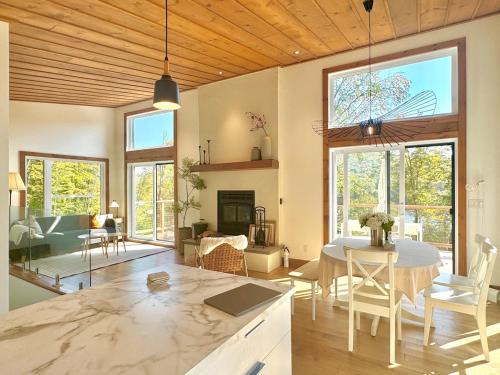 Amherst Ski Chalet | La Libellule- The Zen Lake House in Tremblant