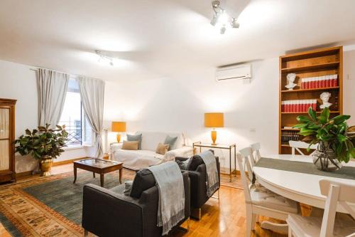 Rione VIII Sant'Eustachio Apartment | La Magnolia A C Balcony Office Piazza Navona Spanish Steps