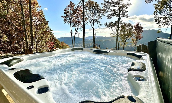 Black Mountain House | La Maison: Black Mt. Ultra Luxury 6 BR Ensuites in Catawba Falls Preserve