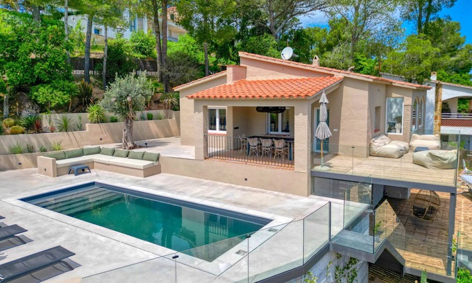 Pals Ski Chalet | LA MAISON DES VACANCES: Beautiful house with private pool and sea views in Pals