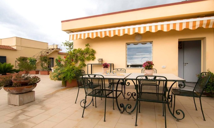 Historical Downtown Salerno Apartment | La terrazza di Francesca Salerno