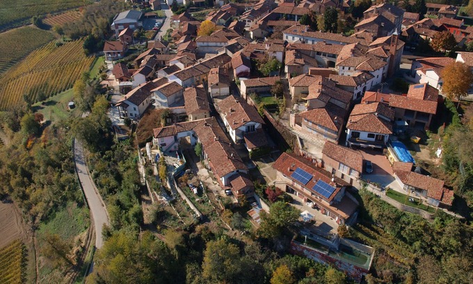 Verduno Apartment | La Vigna del Parroco 'Marrone' Country house with swimming pool and free Wi-Fi