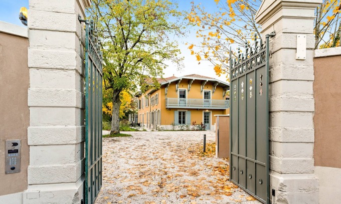 Les Serres - Vivier Apartment | La Villa Serenna - Appt avec jardin, 15 mn de Lyon