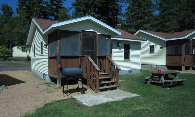 Watersmeet Cottage | LAC VIEUX DESERT WATERFRONT 2