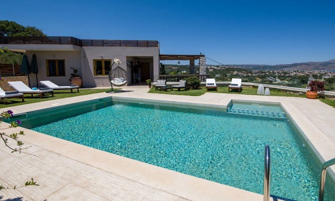 Kolymbari Villa | LADY DAFNI DELUXE VILLA WITH PRIVATED HEATED POOL