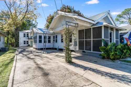 Freetown - Port Rico House | Lafayette Hideaway - Private Room with Kitchen & Parking