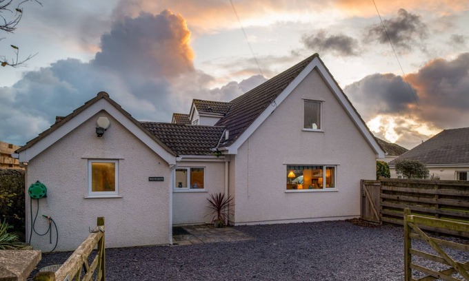 Rhosneigr House | Lagwn Glas: Pet-friendly 2-bed cottage in Rhosneigr