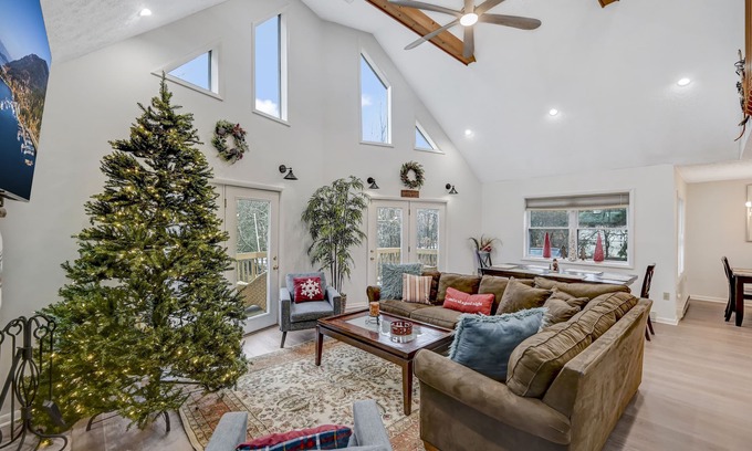 Briar Crest Woods House | Lake Access! Brier Crest Retreat, Huge 3 Floor, Home Theater
