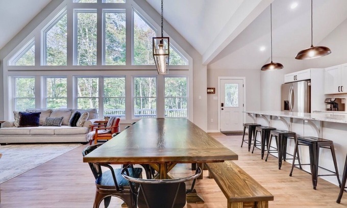 Jim Thorpe Cabin | Lake & Beach + Firepit + King Beds + Swing set