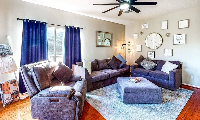 Montgomery House | Lake Conroe waterfront gem - boat launch, lake-view screened porch, dog-friendly