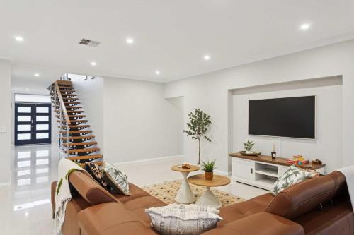 Munster House | Lake Coogee Retreat - Spacious 4BR with Spa & Near Beach