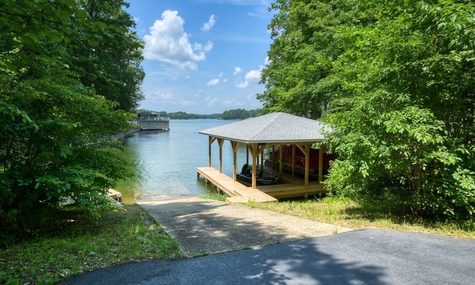 Livingston House | Lake, Entire House, 4BR, Hot Tub, New Fire Pit, Dog Friendly w/Fenced yard!