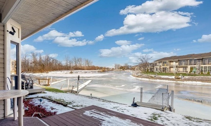 Oak Harbor Condo | Lake Erie 2-bedroom condo with pool
