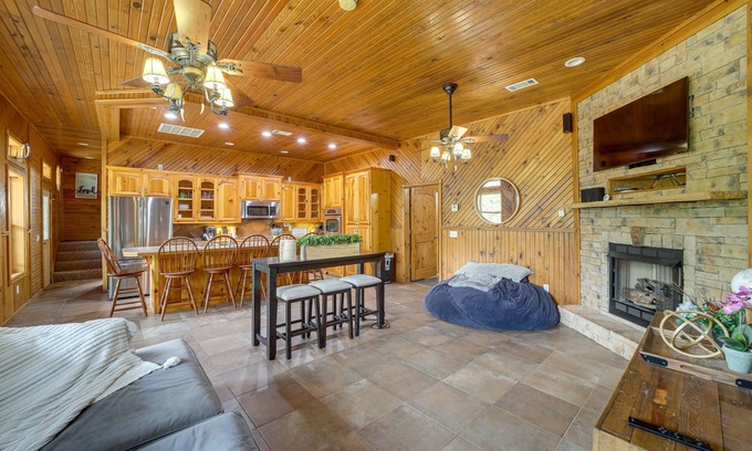 Hoyt Cabin | Lake Eufaula Cabin w/Hot Tub & Large Deck