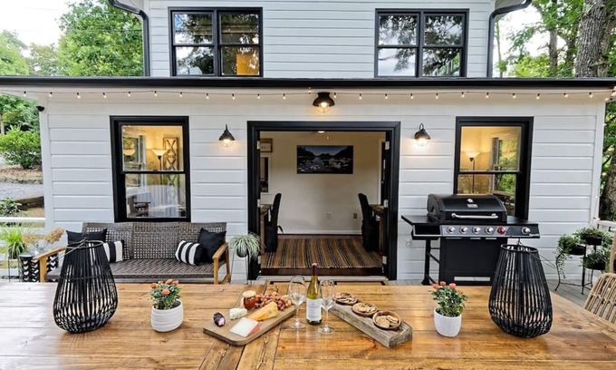 Black Mountain House | LAKE-FRONT! Amazing Covered Patio, Hot tub, walk 2 town, chrgr, sleeps 17