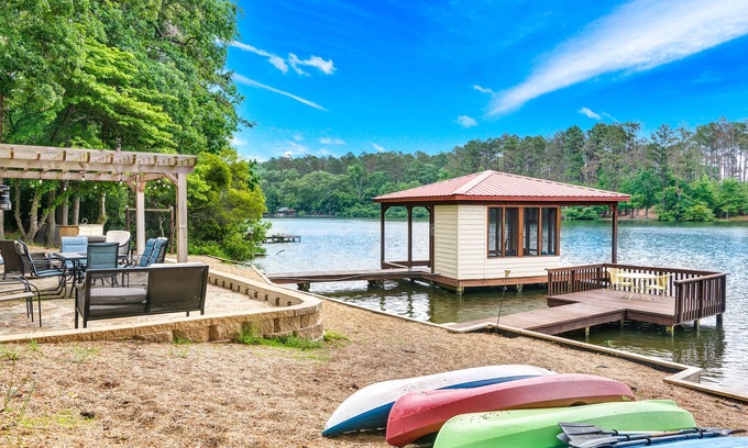 Holly Lake Ranch House | Lake Front - Hot Tub - Great Views - Fire Pit - Kayaks - Holly Lake Ranch
