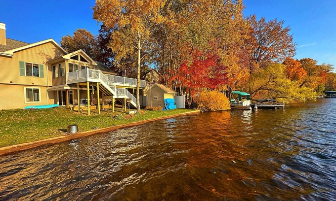 Smyrna Cottage | Lake House with great fishes and swimming near Grand Rapids
