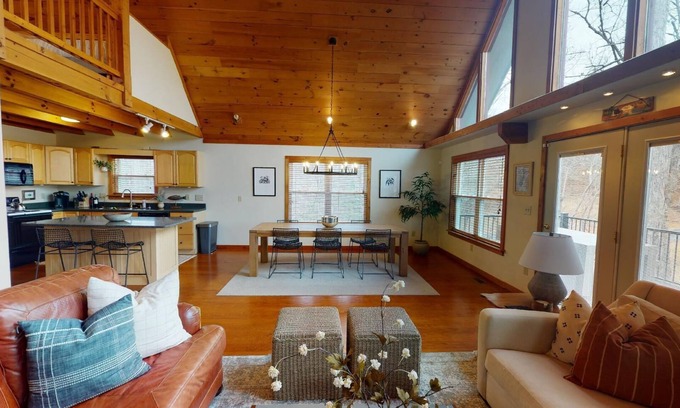 Seneca Cabin | Lake Keowee Cabin: Peaceful and Bright
