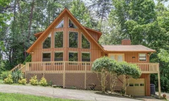 Gainesville House | Lake Lanier home. ON LAKE w/gentle walk to private dock. Great cove.