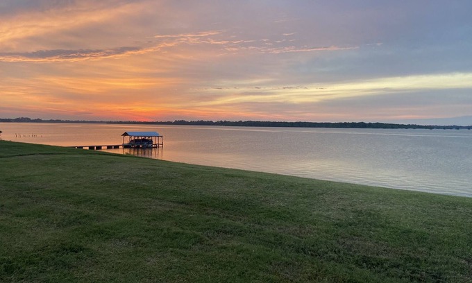 Sondheimer House | Lake life where fishing comes easy!