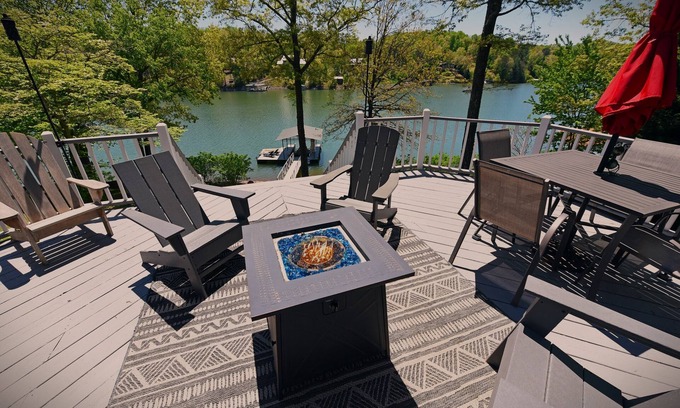 Blairsville Cottage | LAKE NOTTELY - LAKEFRONT 4 Bedrooms - 3 Baths - Hot Tub - Private Dock