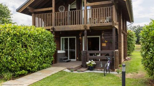 Carlton Miniott House | Lake View Lodge with Hot Tub
