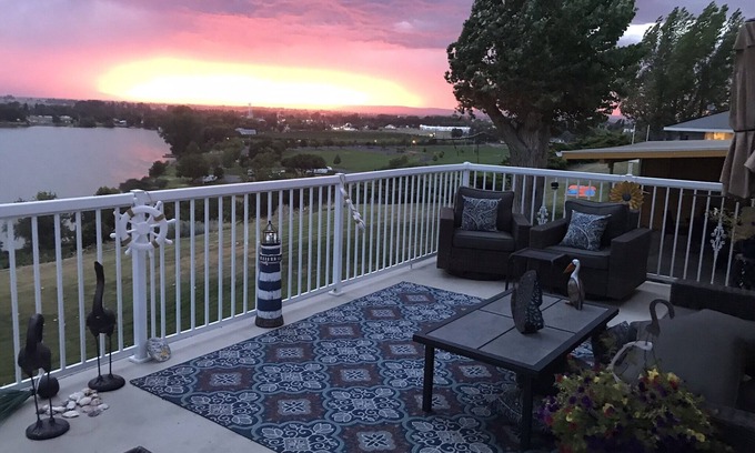 Moses Lake House | Lake View - Nature's Oasis! King Bed/Sleeps 10