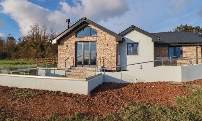 Newquay Cottage | LAKE VIEW, pet friendly, luxury holiday cottage in Quintrell Downs