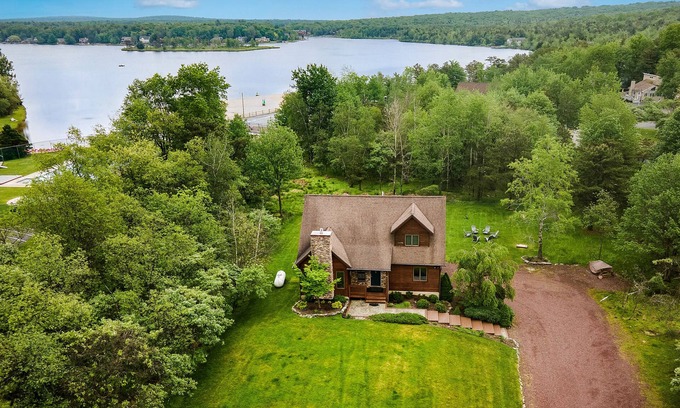 Albrightsville House | Lake View Retreat | AvantStay | Steps to the Beach, Yard, Deck Dining, Game Room