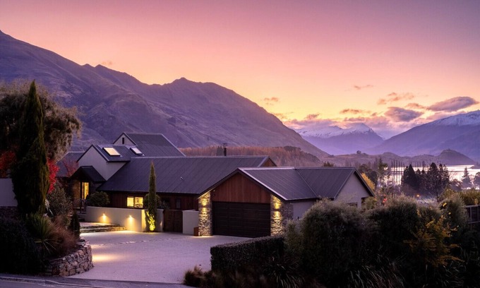 Wanaka House | Lake views in a homely environment