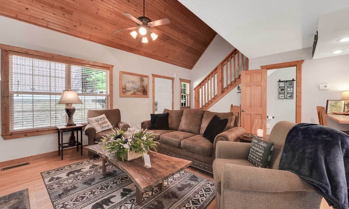 Reeds Spring Cabin | Lakefront Branson Cabin: 6 Mi to Branson Strip!