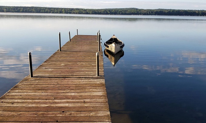 Springwater Cottage | Lakefront Cedar Haven- Free use Canoe and Kayak, 1 hr from Toronto, All Seasons