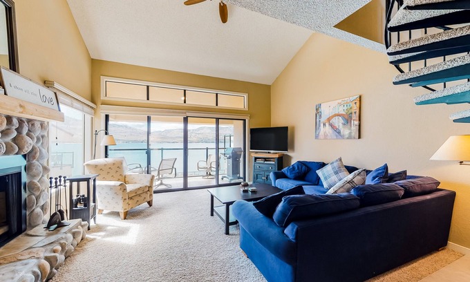 Chelan Condo | Lakefront Condo + Loft w/Private Buoy, Shared Pool & Hot Tub and High-Speed WiFi