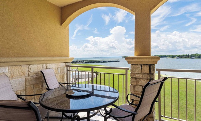 Eureka Condo | Lakefront Corsicana Condo: Pool & Private Balcony!