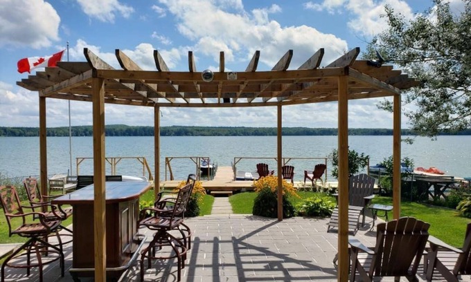 Springwater Cottage | Lakefront cottage 15 min away from Wasaga Beach