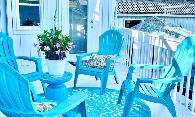 Garner Cove Cottage | * Lakefront Cottage* Pontoon Boat Inc. *HotTub * Kayaks Rafts* Newly renovated