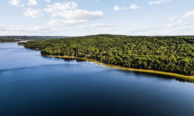 Central Lake Cottage | Lakefront Cottage – Private Beach, Dock, Kayaks, Dog-Friendly - The Dragonfly
