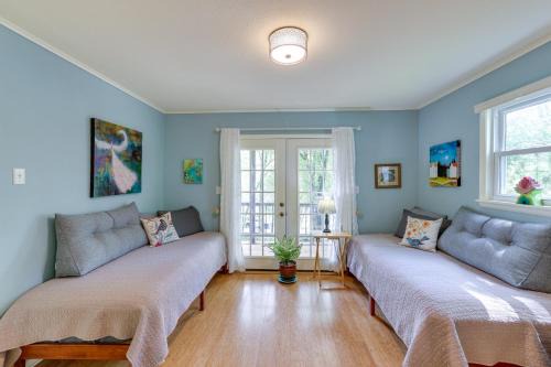 Beaver House | Lakefront Cottage by Little Golden Gate Bridge