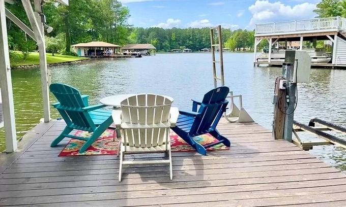 Henrico House | Lakefront getaway with dock & jet ski rentals!