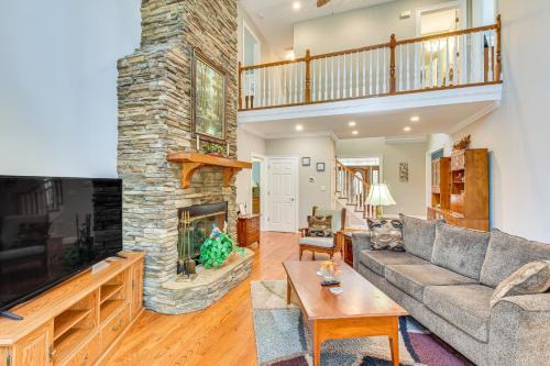 Reed Creek House | Lakefront Hartwell Retreat with Gas Grill and Deck!