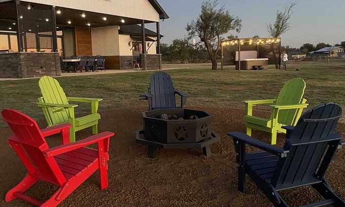 Graford House | Lakefront Home with lit pickleball basketball court & walk-in beach. Sleeps 12.