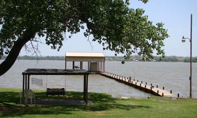 Azle House | Lakefront Log Home on 1.5 Gated Acres W/130 Sixty Foot Oaks!